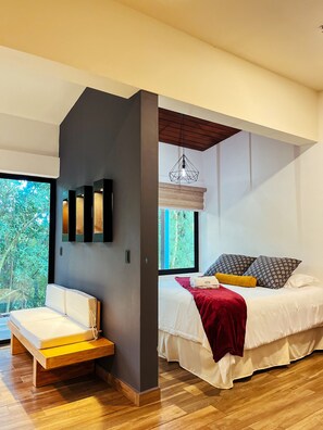 Suites vistas al Bosque - 1 King Bed | Hochwertige Bettwaren, Zimmersafe, Bügeleisen/Bügelbrett, Zustellbetten