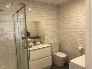 Bathroom - Retreat for 6 in style. Well appointed house. (Nunawading)