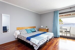 Iron/ironing board, bed sheets