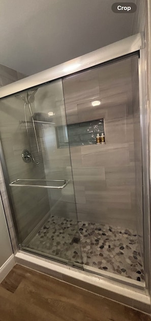 Combined shower/tub, towels, toilet paper