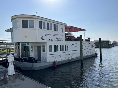 Reel Therapy 3 bedroom houseboat 