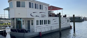 Reel Therapy 3 bedroom houseboat 
