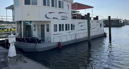 Reel Therapy 3 bedroom houseboat