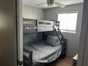 3 bedrooms, bed sheets - Reel Therapy 3 bedroom houseboat  (Boothville-Venice)