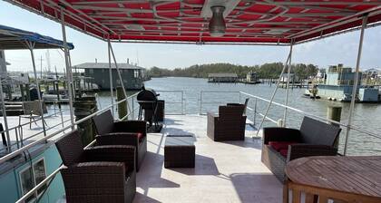 Reel Therapy 3 bedroom houseboat