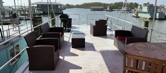 Reel Therapy 3 bedroom houseboat