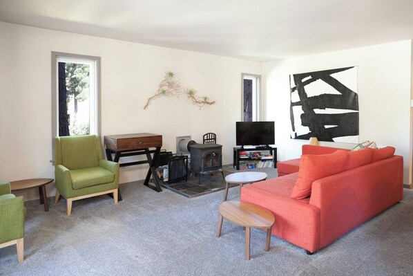 Smart TV, fireplace, DVD player, offices