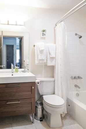 Combined shower/bathtub, hair dryer, towels