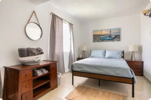 1 chambre, bureau, fer et planche à repasser, lit de bébé portatif