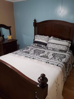 3 bedrooms, bed sheets - House on lake (Opelika)