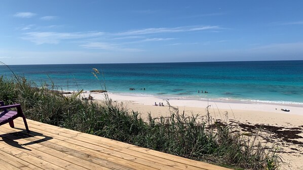En la playa y toallas de playa 
