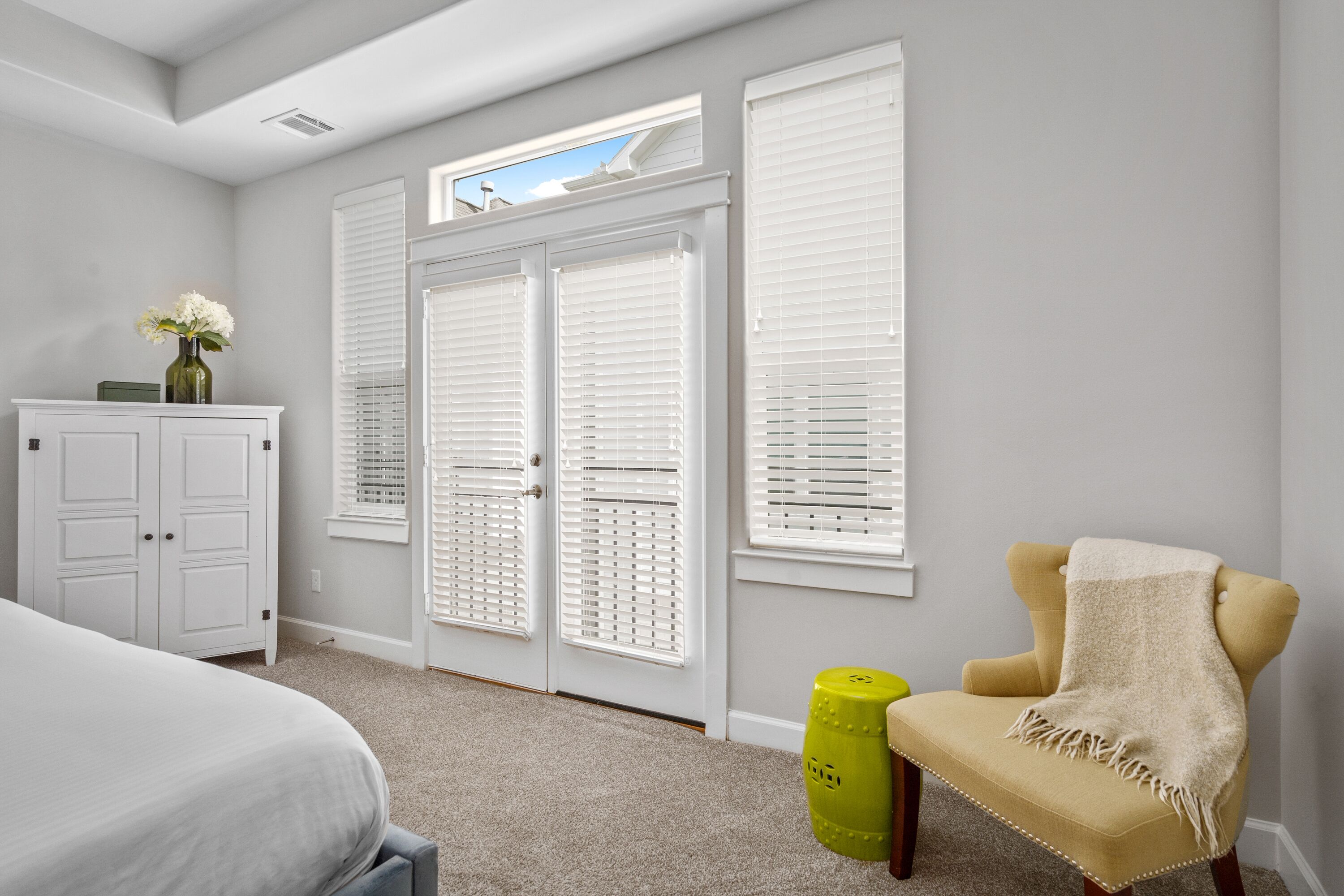 4 bedrooms, desk, iron/ironing board, travel crib