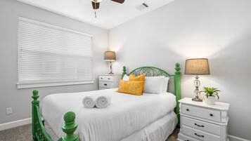 4 habitaciones, escritorio y tabla de planchar con plancha