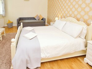 2 bedrooms, free WiFi, bed sheets - Single storey cottage for 4/6 in Twynholm only 3 miles from Kirkcudbright. (Twynholm by Kirkcudbright)