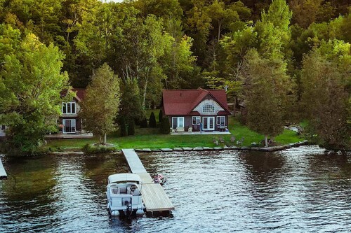 Winter relaxation getaway lake front Muskoka cottage with spectacular views