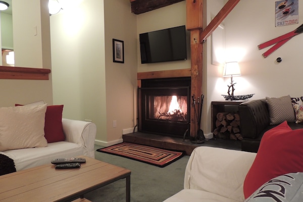 Flatskjerm-TV, peis og stereoanlegg