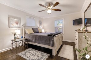 2 bedrooms, desk, iron/ironing board, WiFi