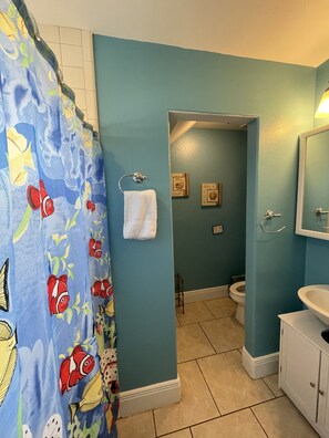 Duschwanne, Haartrockner, Handtücher, Toilettenpapier