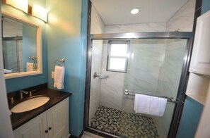 Combined shower/tub, hair dryer, towels, toilet paper - SERENDIPITY Pet Friendly, 3 Bed/3.5 Bath, Private Game Room, Hot Tub (Saint George Island)