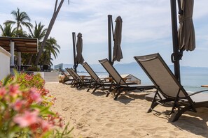 Playa en los alrededores, camastros y toallas de playa 