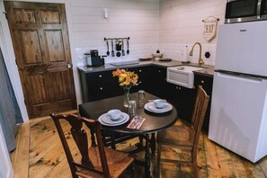 Fridge, microwave, stovetop, coffee/tea maker - The Loft On Almo  (Brenham)