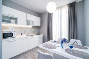 Kühlschrank, Mikrowelle, Herdplatte, Geschirrspüler