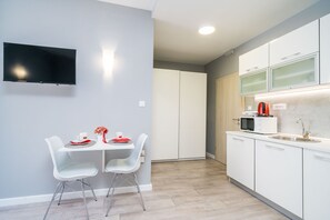 Frigorífico, microondas, placa de cocina y lavavajillas