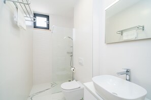 Secador de cabelo, toalhas de banho