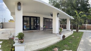 A covered outdoor area with a seating arrangement, steps leading to a door, and potted plants. - Pool and close to ocean (Túxpam de Rodríguez Cano)