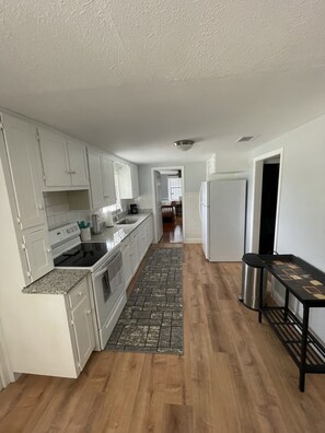 冷蔵庫、電子レンジ、オーブン、コンロ