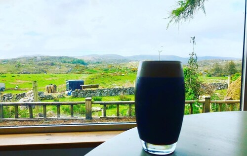 BEAUTIFUL THATCHED ADDERWAL COTTAGE, DONEGAL