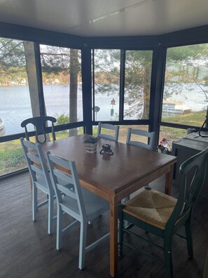Dining - Northern Dream: All seasons lake house with nearby skiing, golfing and trails. (Gaylord)