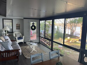 Smart TV, fireplace, DVD player - Northern Dream: All seasons lake house with nearby skiing, golfing and trails. (Gaylord)