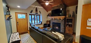 Smart TV, chimenea, videojuegos y reproductor de DVD 