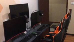 A computer desk with two monitors, a keyboard, and a mouse. There are four office chairs with orange accents. - Greentree Inn Chongqing Longhushidai Tianjie Xietaizi Subway Station H (Chongqing)