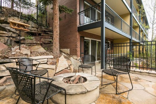 Cozy 2 BR Condo w/ Hot Tub on Main St!