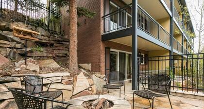 Cozy 2 BR Condo w/ Hot Tub on Main St!