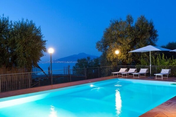 حمّام سباحة خارجي