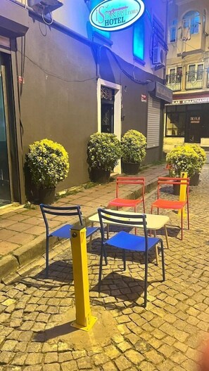 Outdoor dining - Istanbul Family Apartments (Istanbul)