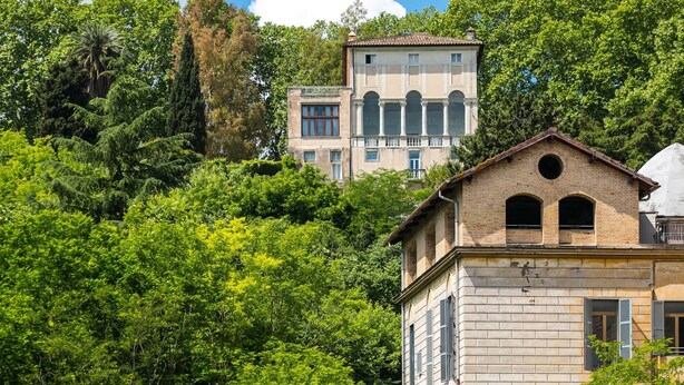 Ein Gebäude mit Balkon und Kuppel.