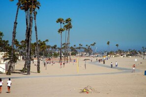 بالقرب من الشاطئ