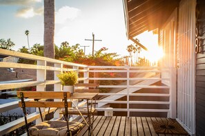 Outdoor dining - Pet-Friendly Stay, Mins to Beach, Conv Ctr + Prkg (Long Beach)