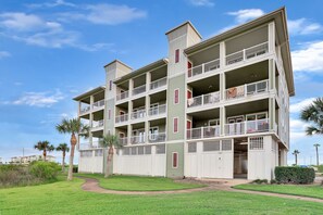 Exterior - Family sized Condo with bay views AND golf views. Short walk to the beach! (Galveston)