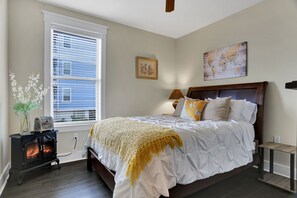 3 bedrooms, free WiFi, bed sheets - Family sized Condo with bay views AND golf views. Short walk to the beach! (Galveston)