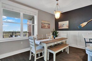 Dining - Family sized Condo with bay views AND golf views. Short walk to the beach! (Galveston)