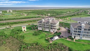 Exterior - Family sized Condo with bay views AND golf views. Short walk to the beach! (Galveston)