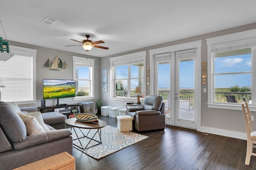 Family sized Condo with bay views AND gulf views. Short walk to the beach!