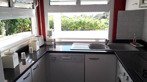 ثلاجة، ميكروويف، فرن، موقد طهي مسطح