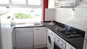 ثلاجة، ميكروويف، فرن، موقد طهي مسطح