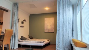 Une chambre à coucher avec un lit, un bureau et une fenêtre donnant sur un beau paysage.